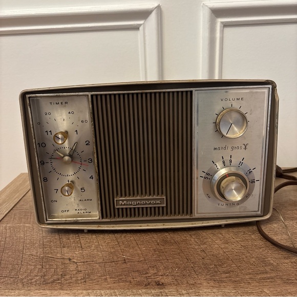 Vintage Magnavox AM Clock Radio Tube MARDI GRAS 1960s Beige For Parts or Repair - Picture 9 of 9